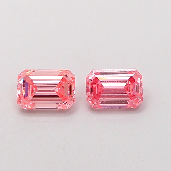 0.35 ct Emerald Fancy Vivid Pink Lab-Grown Diamond