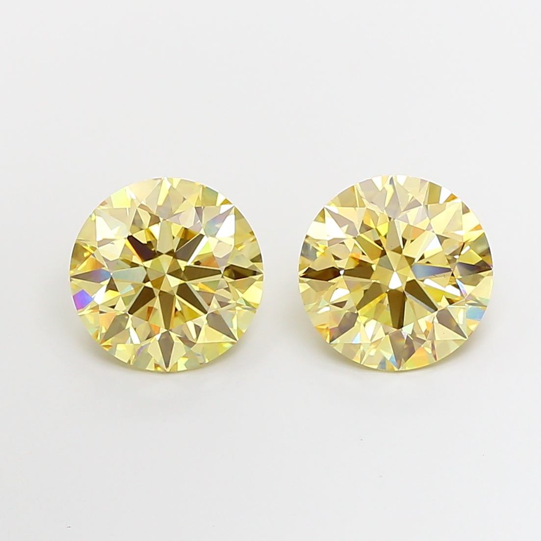 5.02 ct Round Fancy Light Yellow Lab-Grown Diamond